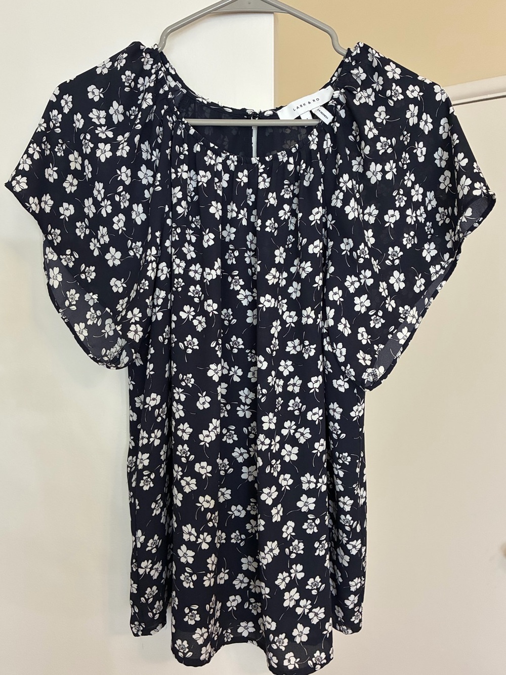 Lark & Ro Navy Floral Flutter-Sleeve Blouse Size 4